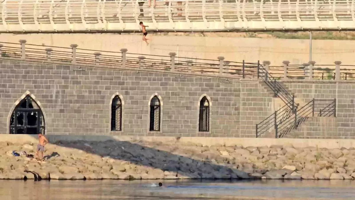 Şırnak\'ta Çocuklar Dicle Nehri\'ne Atlarken Kaydedildi