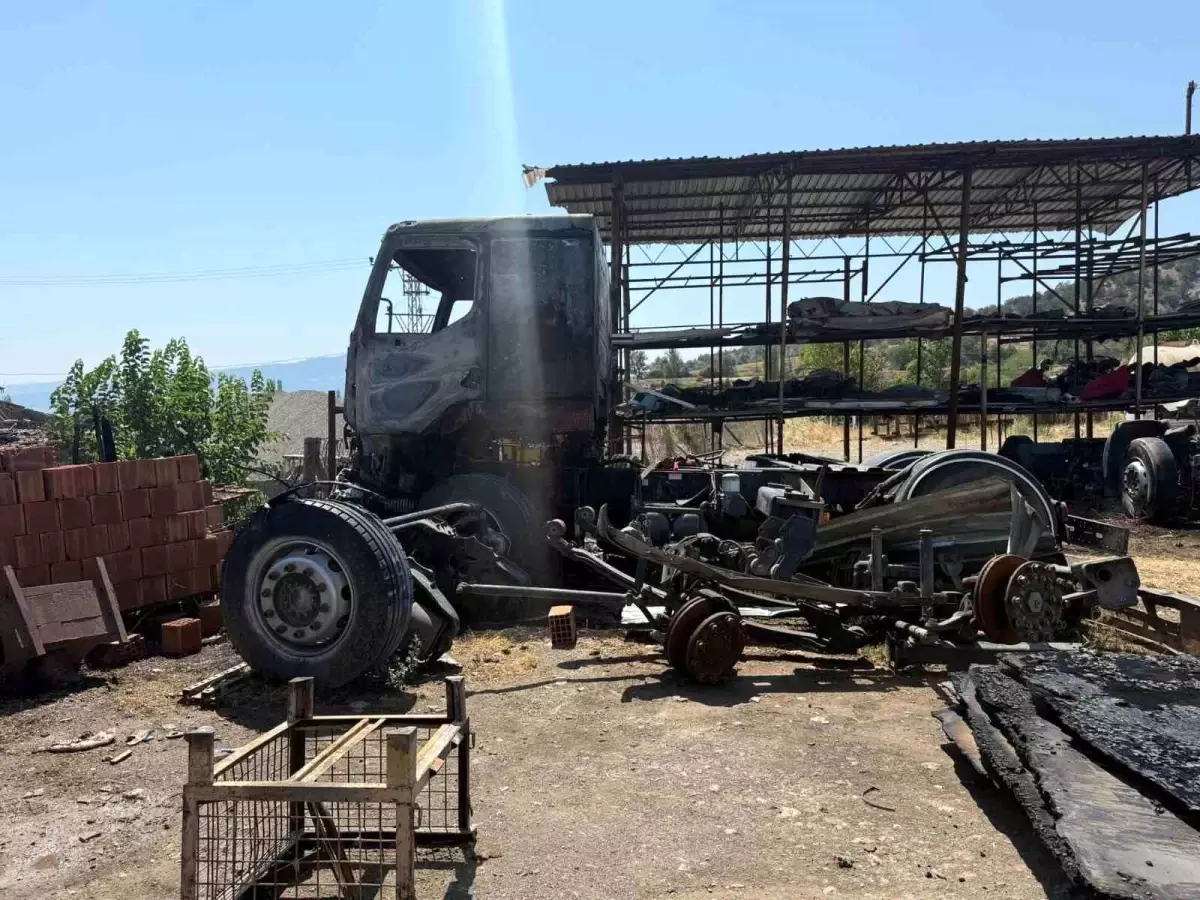 Çorum\'da Trafo Patlaması Sonucu Yangın: Arı Kovanları ve Atölye Yandı