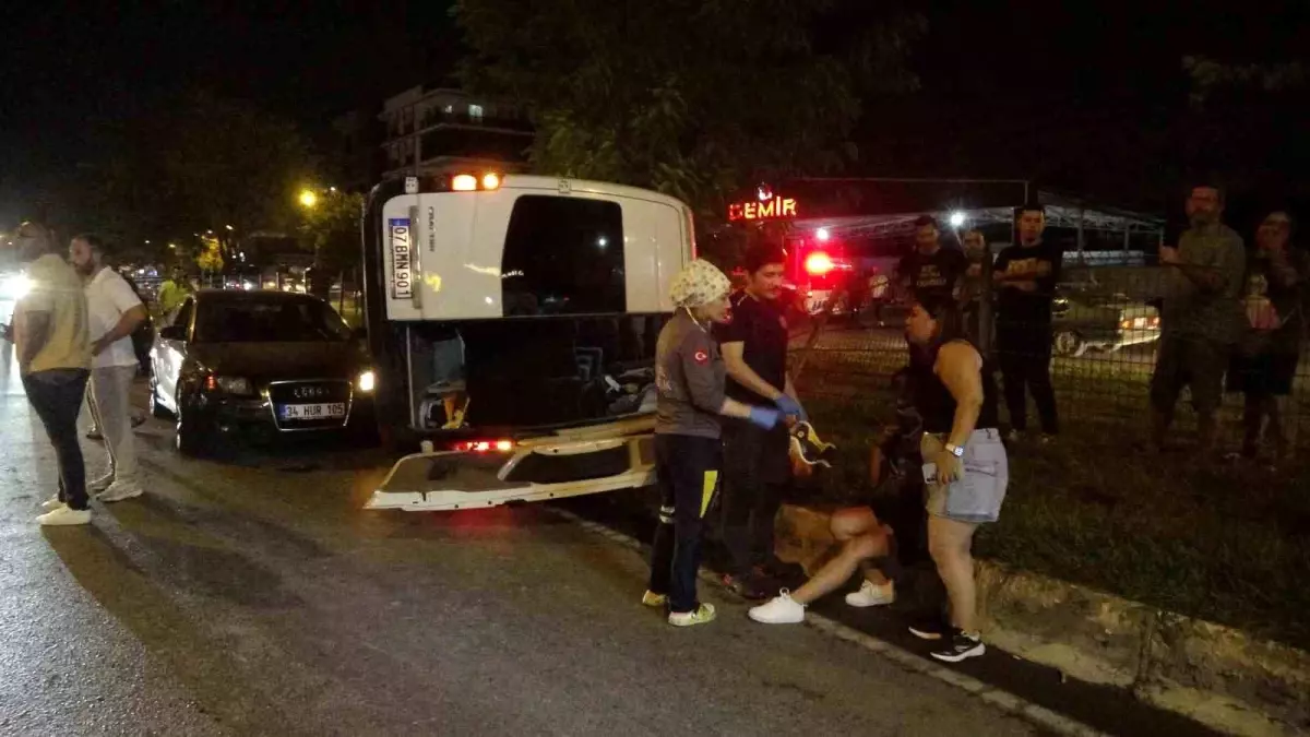 Antalya\'da Alkollü Sürücü Minibüsle Kaza Yaptı