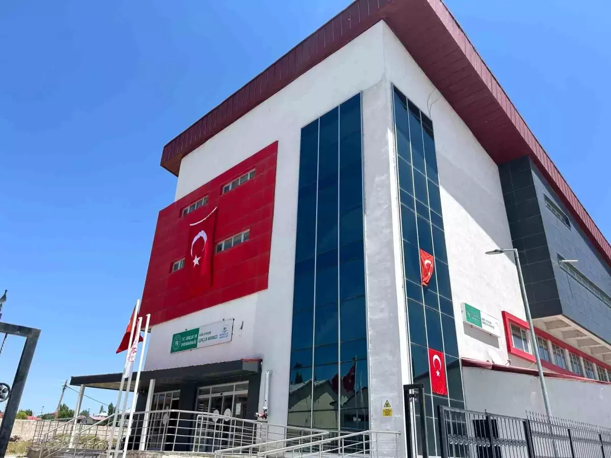 Diyadin\'de Resmi Binalar Türk Bayrakları ile Donatıldı