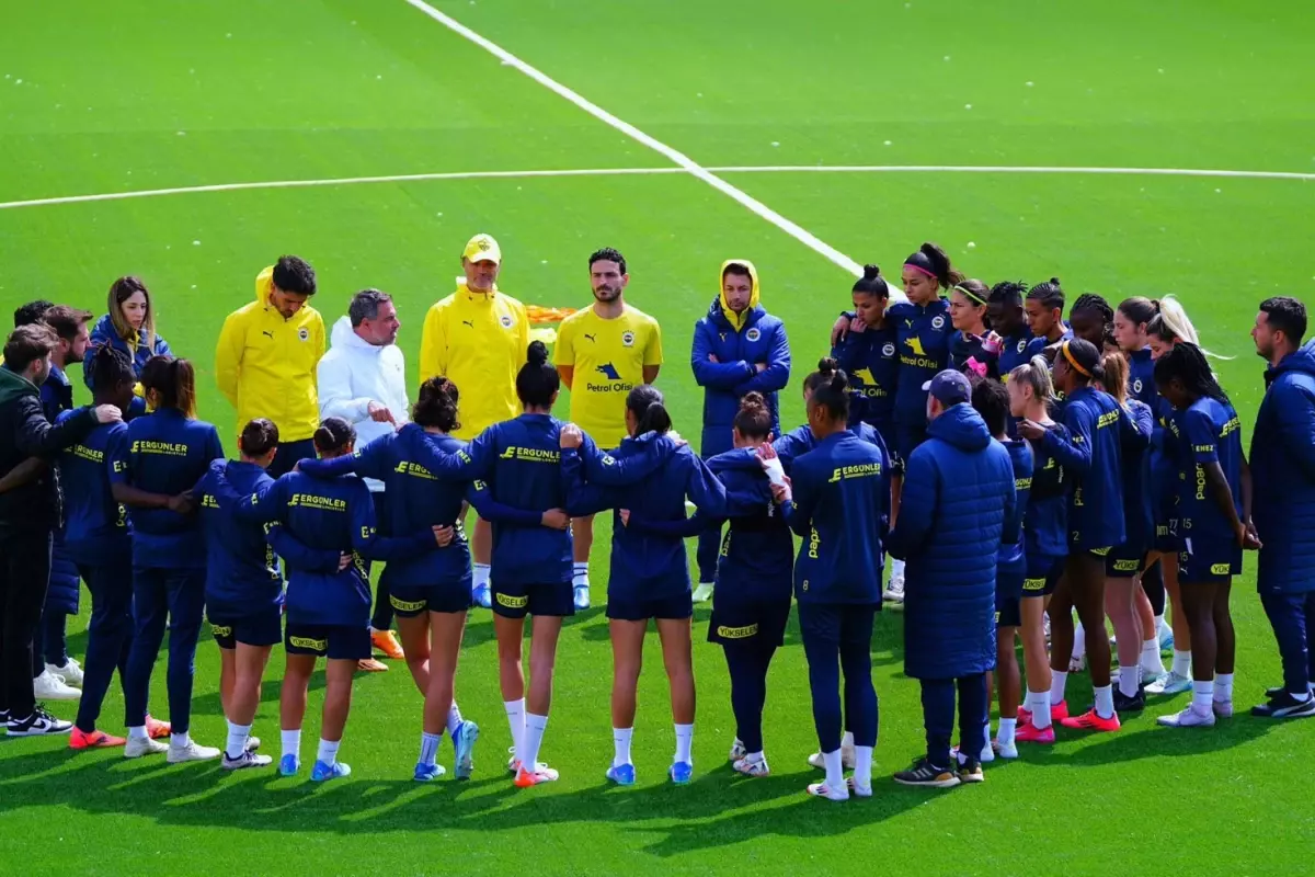 Fenerbahçe Kadın Futbol Takımı\'nda 17 imza birden
