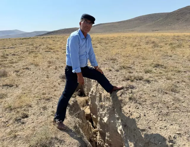 İki ilçe birbirinden ayrılıyor! Metrelerce uzunluğunda yarık nedeniyle mahalleli tedirgin