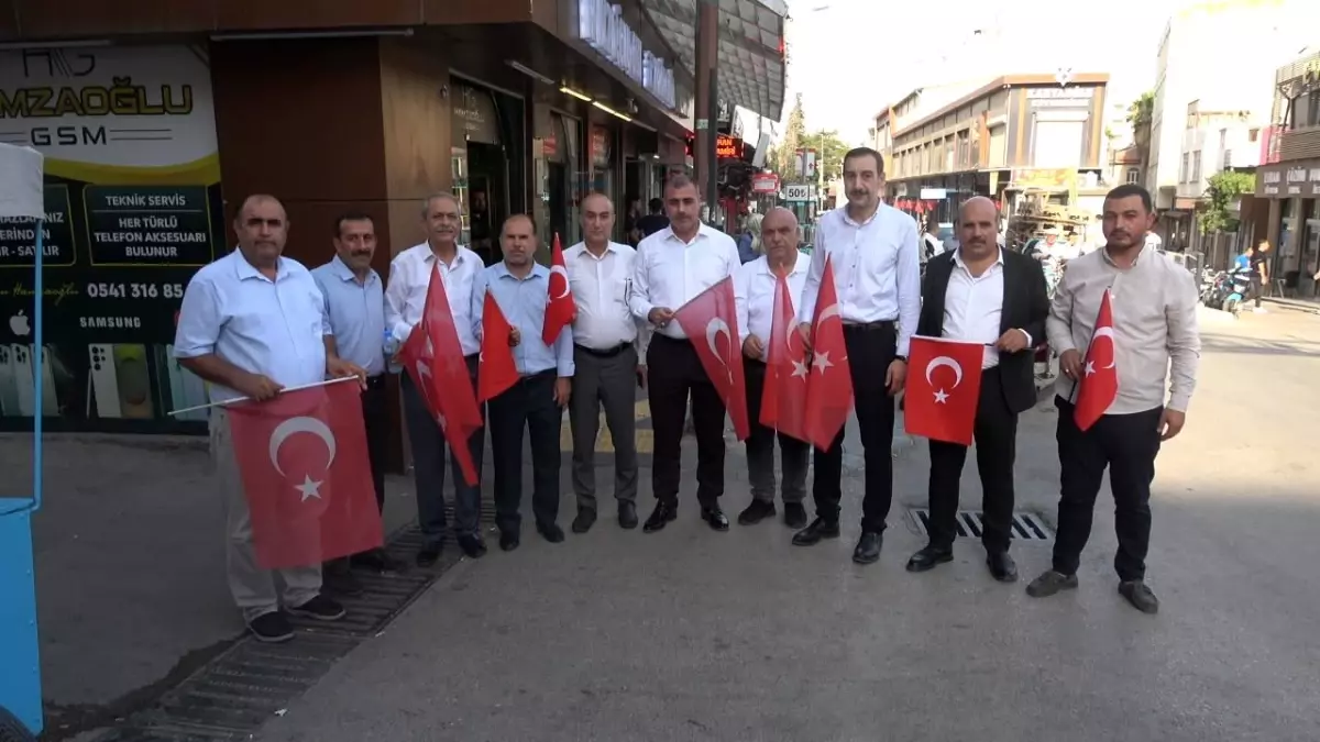 Kilis\'te Bayrak Dağıtımı
