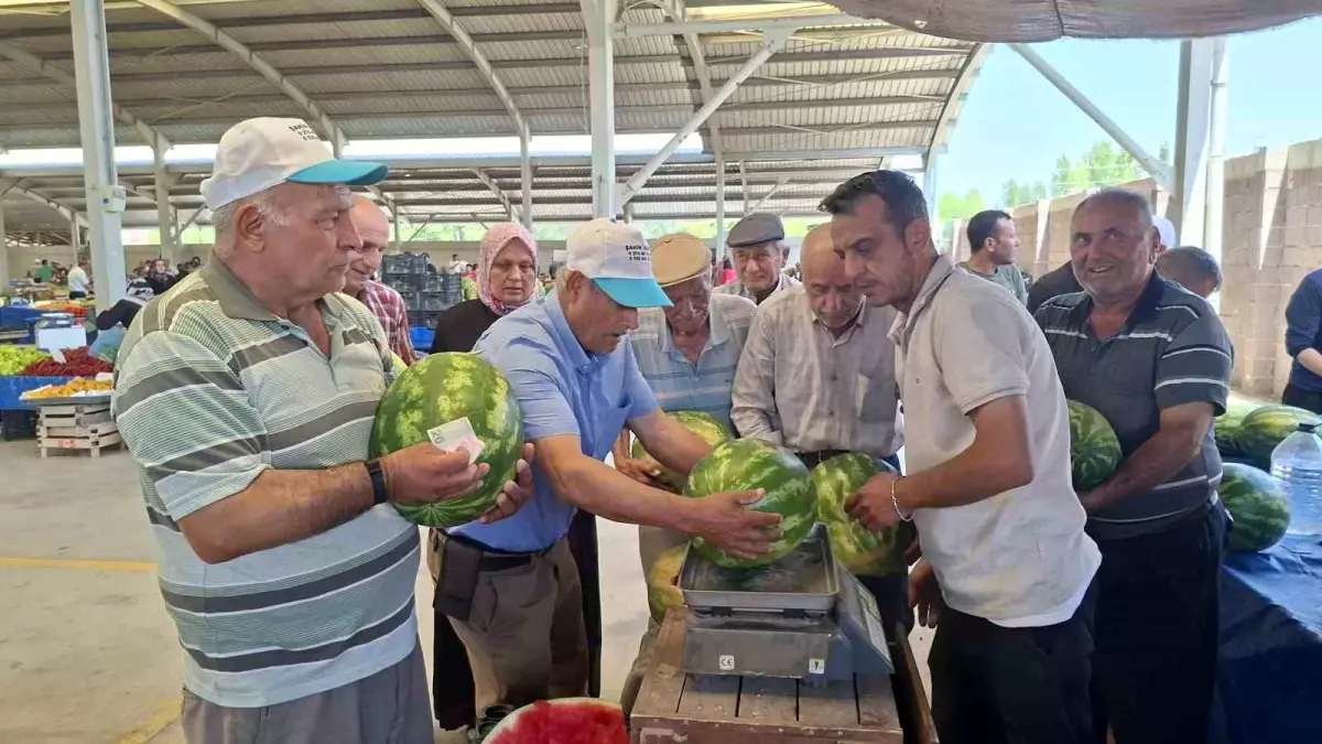 Hisarcık\'ta Ucuz Karpuz Satişi