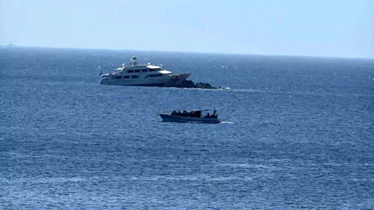 Bodrum\'da Lüks Motoryat Kayalıklara Çarptı