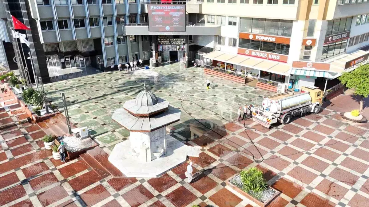 Nazilli Belediyesi Cumhuriyet Meydanı\'nda Temizlik Çalışması Gerçekleştirdi