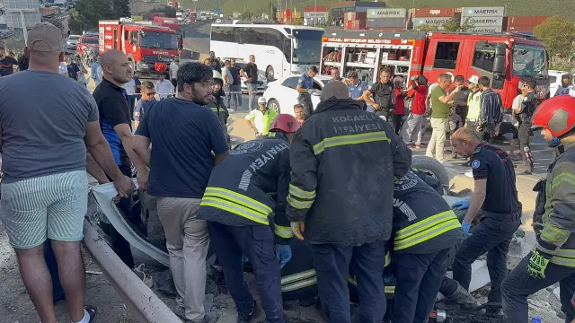 Otomobiller tır ile çarpıştı: Ölü ve yaralılar var
