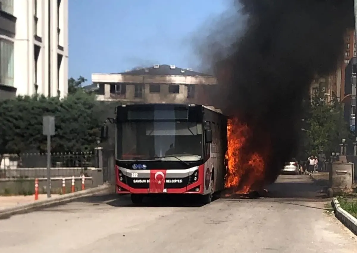 Samsun\'da Belediye Otobüsü Yangını: Yolcular Tahliye Edildi