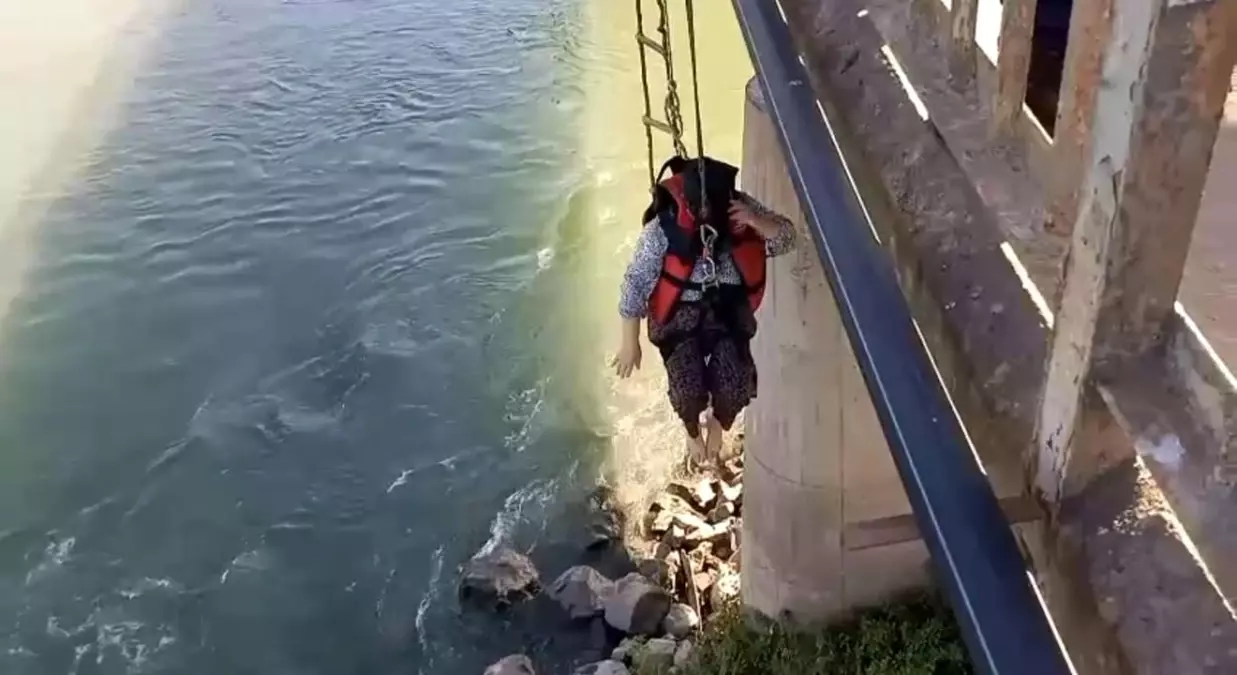 Tokat\'ta Kelkit Çayı\'nda Mahsur Kalan Kadın Kurtarıldı