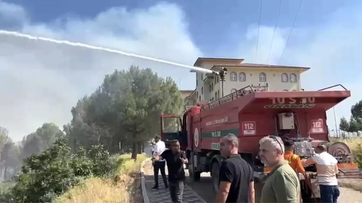 Dursunbey\'de Yangın Okulu Tehdit Etti