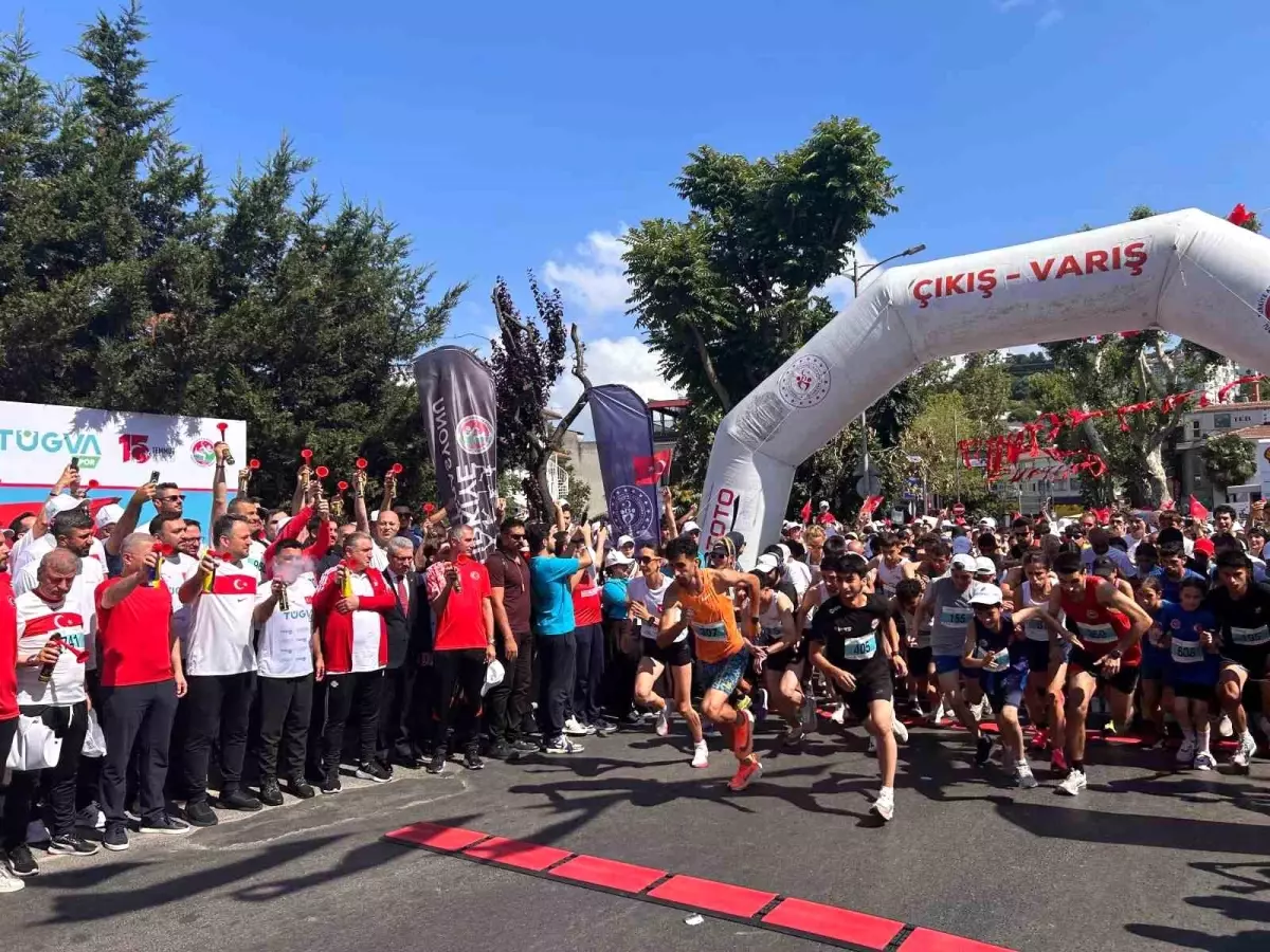 15 Temmuz şehitlerini anmak için Çengelköy 5. Vatan Koşusu\'nda koştular