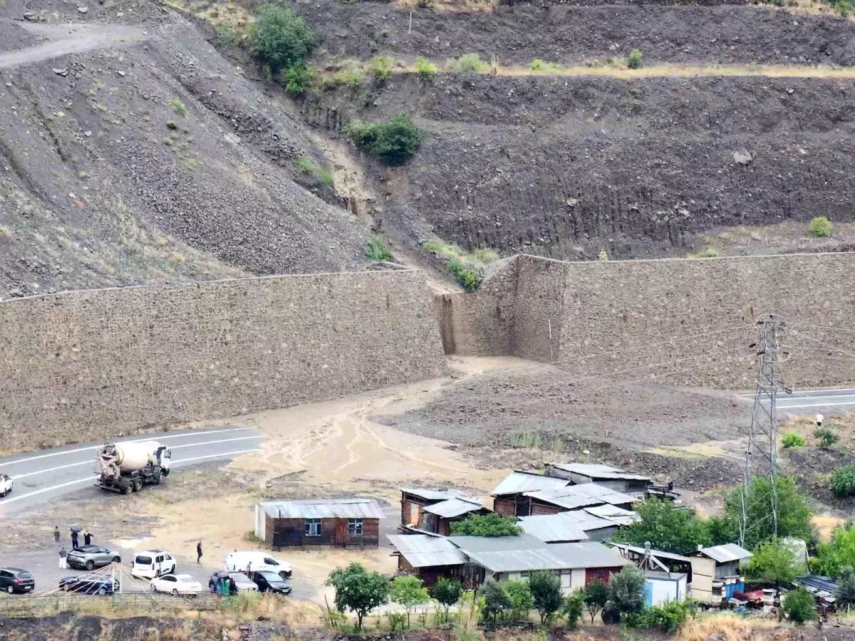 Yusufeli\'nde Heyelan: Karayolu Kapandı