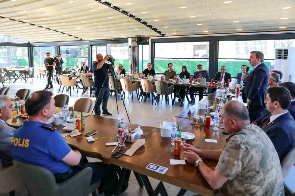Erzincan\'da 15 Temmuz Anma Yemeği: Vali Aydoğdu Şehit Aileleriyle Bir Araya Geldi