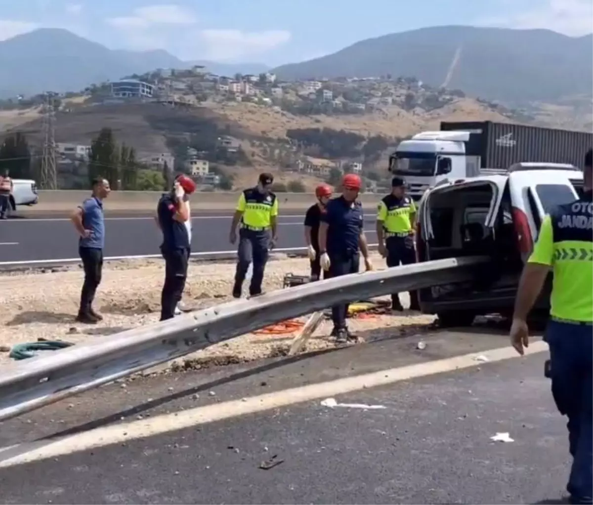 Bariyer motordan girdi, bagajdan çıktı: 2 kişi hayatını kaybetti