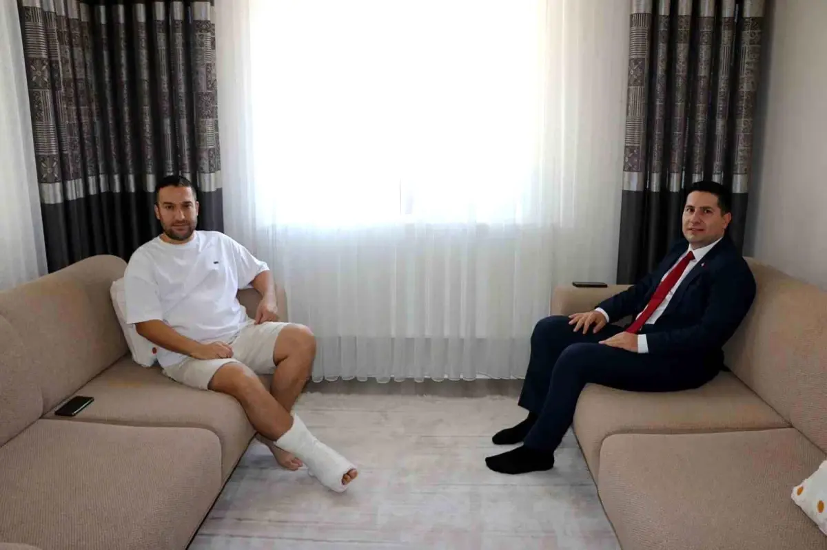 İl Sağlık Müdürü Özdemir, 15 Temmuz gecesi ilk müdahaleyi yaptığı gaziyi ziyaret etti