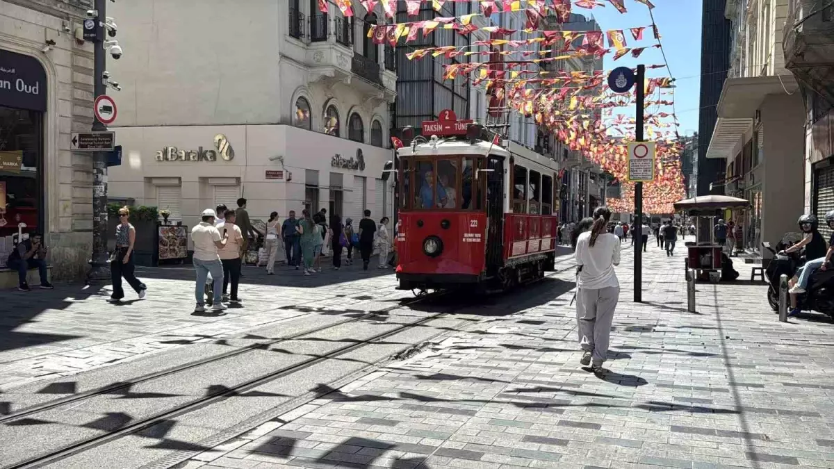 İstiklal Caddesi\'nde Trafik Kazası