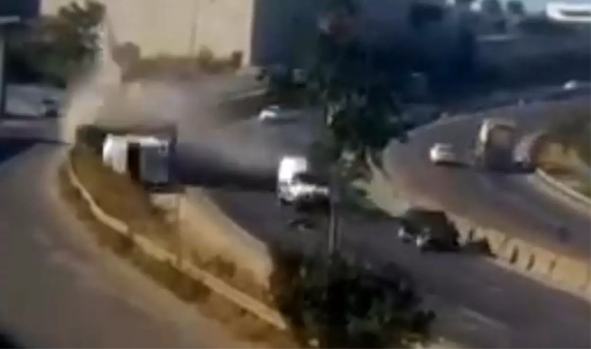 5 kişinin öldüğü feci kaza kamerada! Yolda giden otomobilin üstüne dorse düştü