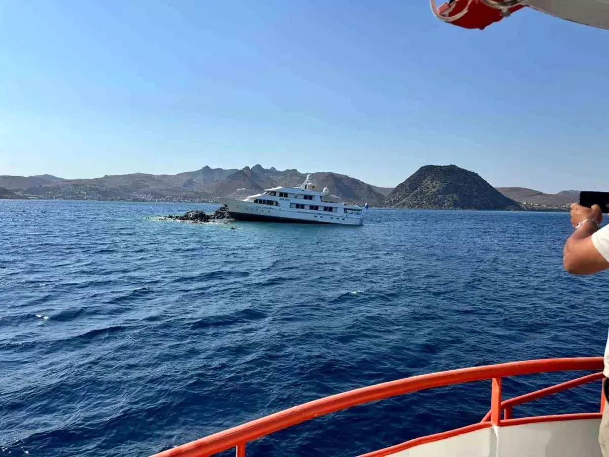 Bodrum\'da Lüks Motoryat Kayalıklara Çarptı