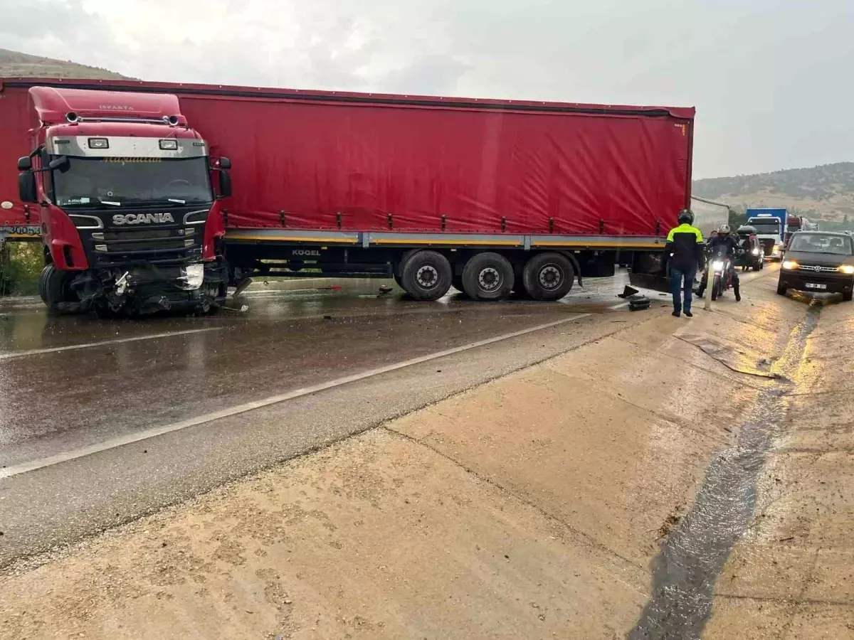 Afyonkarahisar\'da Tır Kazası: Trafik Durdu