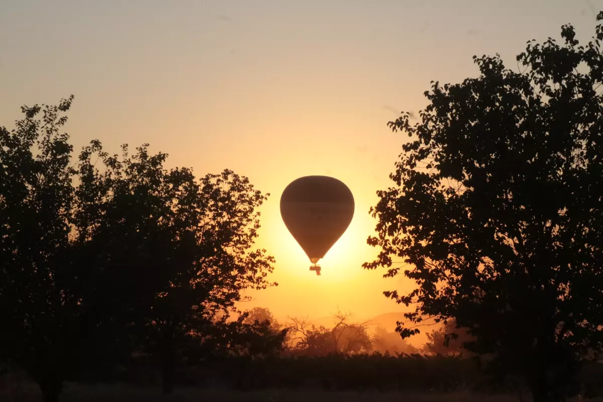 Nevşehir\'de 15 Temmuz İçin Sıcak Hava Balonu Gösterisi
