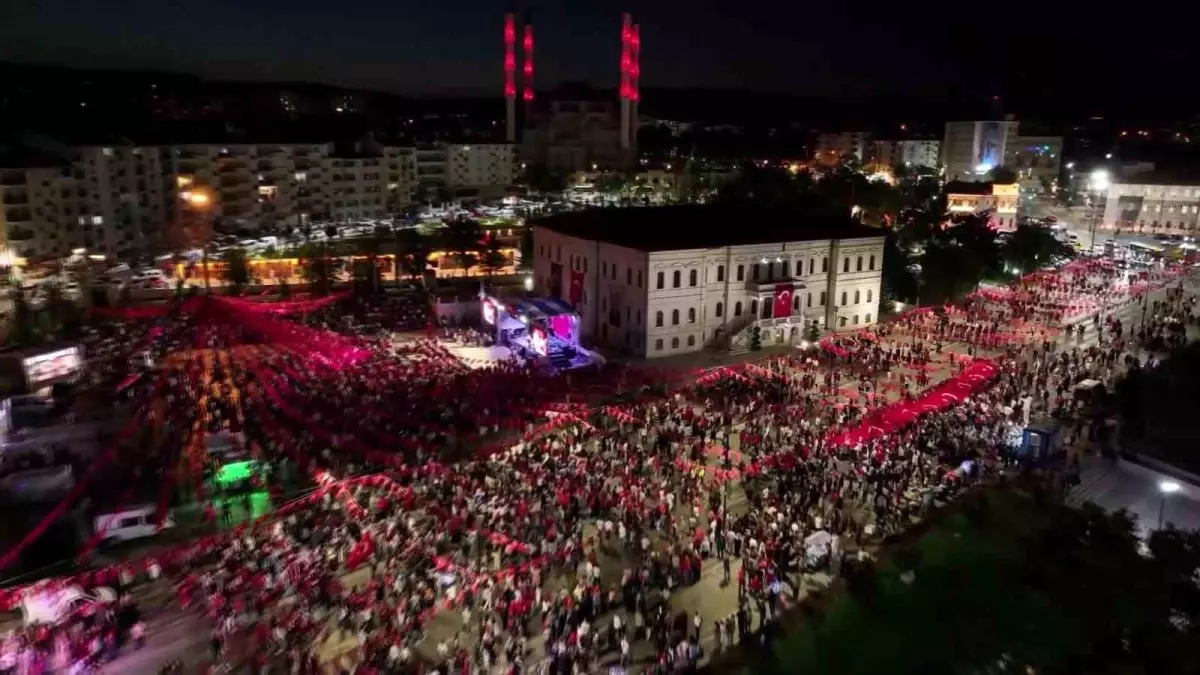 Sivas\'ta "15 Temmuz Milli Birlik ve Demokrasi Yürüyüşü" düzenlendi, meydan doldu taştı