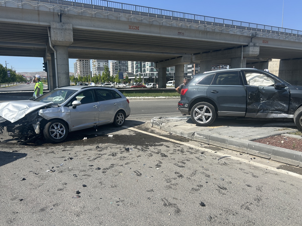 Sivas\'ta Cip ile Otomobil Çarpıştı: 4 Yaralı