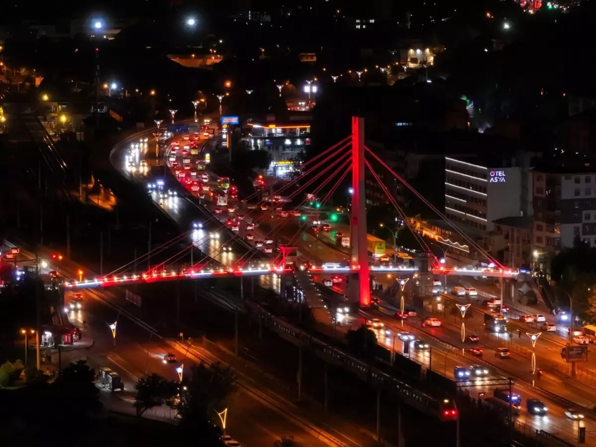 "Terörsüz Türkiye" için üst geçitler aydınlatıldı