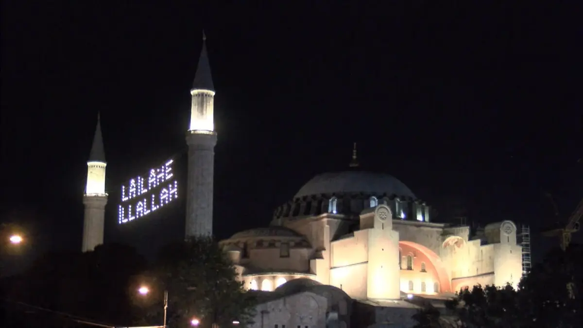 15 Temmuz darbe girişiminin 9\'uncu yılında camilerden sela okundu
