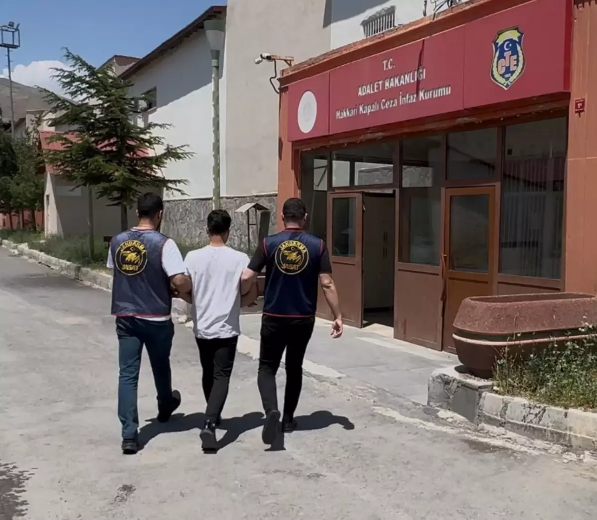 Hakkari\'de 18 Yıl Cezalı Dolandırıcı Yakalandı