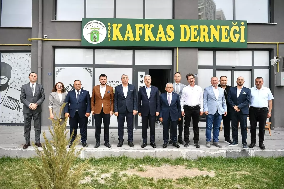 Kayseri Büyükşehir Belediye Başkanı Büyükkılıç, Kafkas Derneği\'ni Ziyaret Etti
