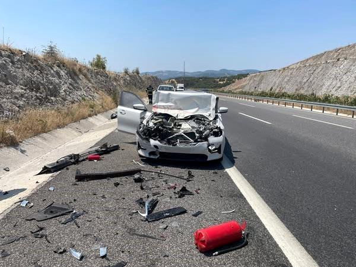 Balıkesir\'de Çift Taraflı Trafik Kazası: İtfaiye ve Sağlık Ekipleri Anında Müdahale Etti