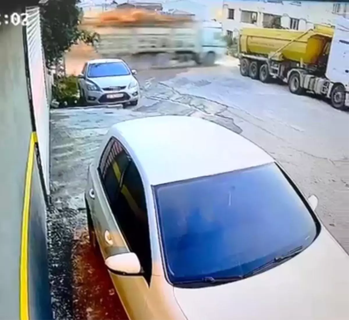 Hatay\'da Kamyon Duvardan Uçtu