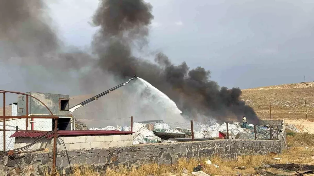 Gaziantep\'te Geri Dönüşüm Fabrikasında Yangın