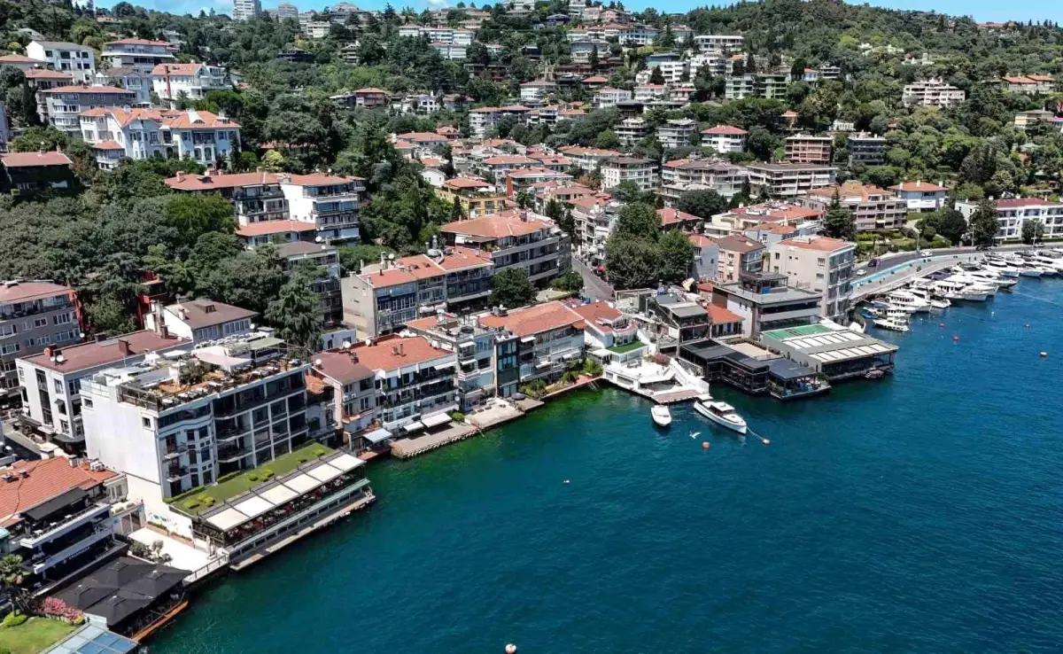 İstanbul Boğazı\'ndaki kaçak yapıların yıkımına devam ediliyor