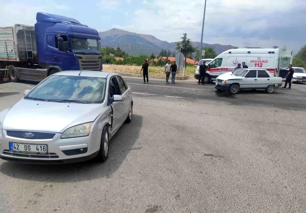 Isparta\'da Kavşak Kazası: 4 Yaralı