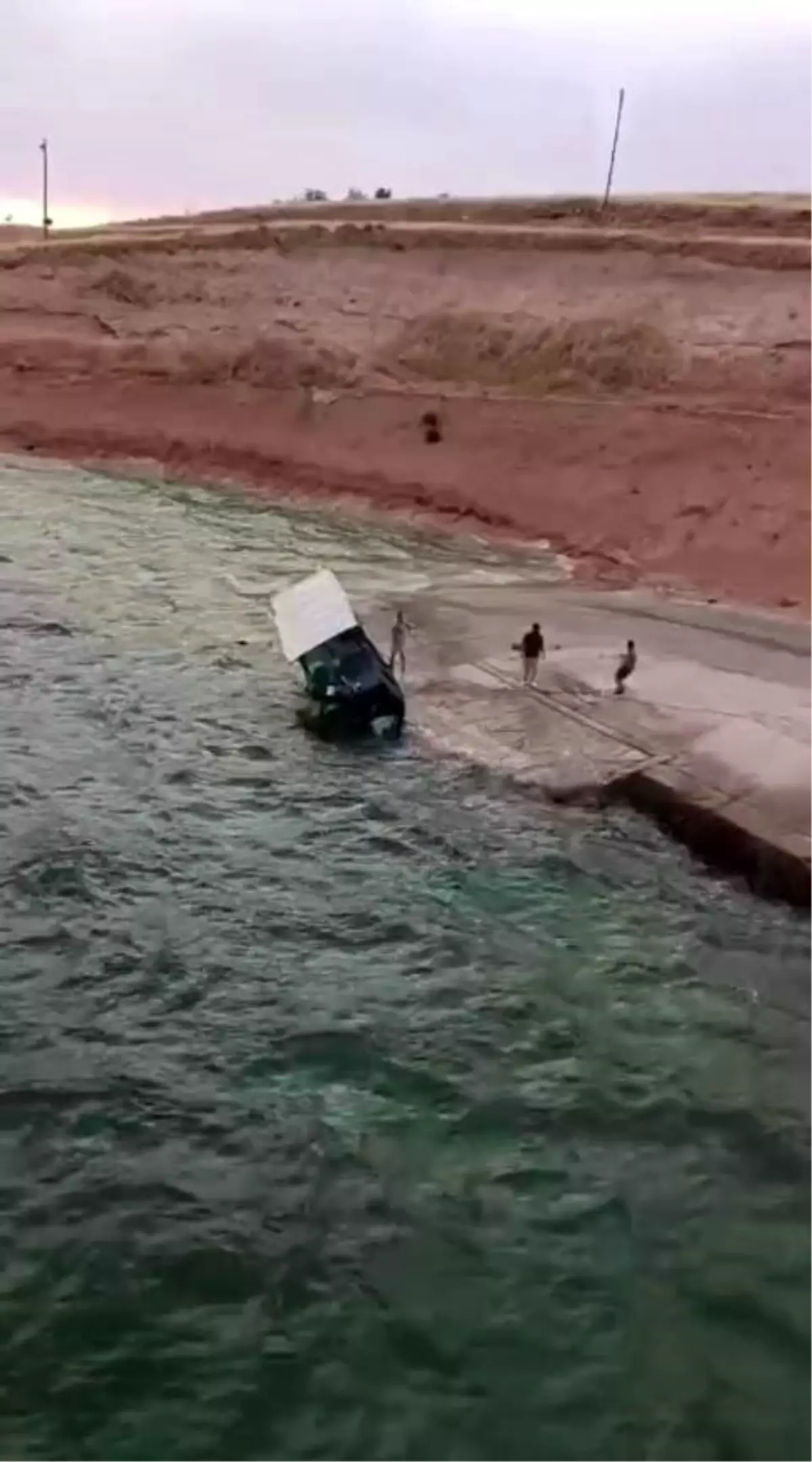 Şiddetli Rüzgar Tekneyi Suya Gömdü