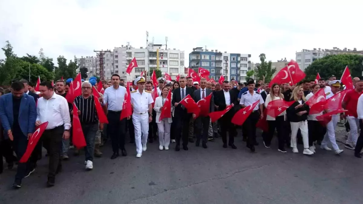 Mersin\'de 15 Temmuz anma yürüyüşü düzenlendi, demokrasi nöbeti tutuldu