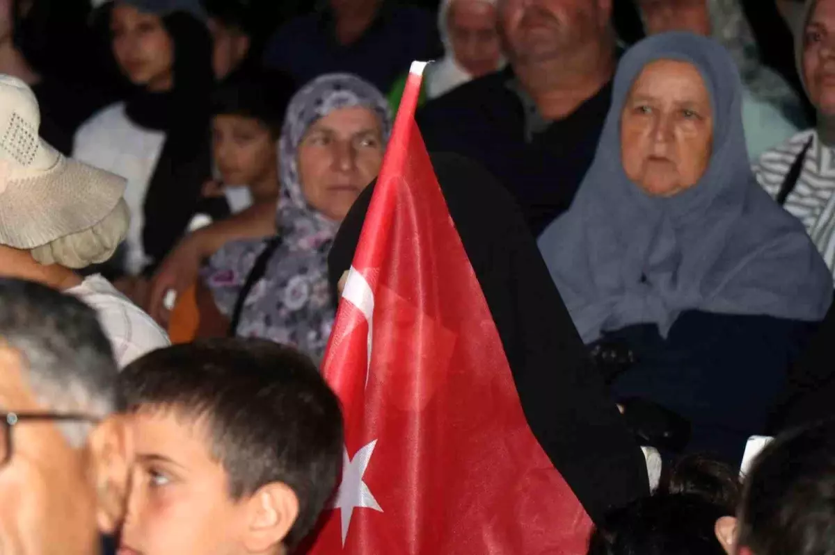 Sakarya, 9 yıl sonra Demokrasi Meydanı\'nda tek yürek oldu