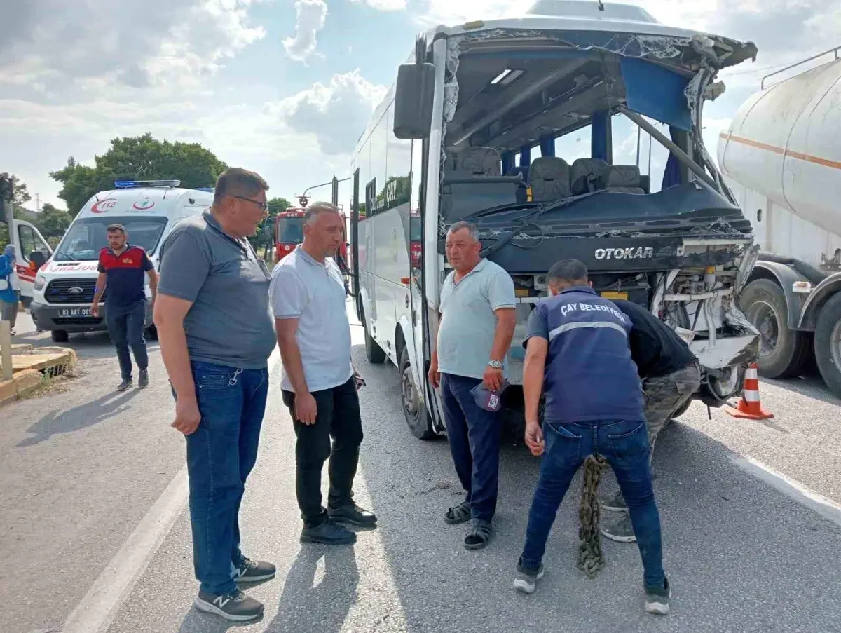 Afyonkarahisar\'da Midibüs ve Kamyon Çarpıştı: 7 Yaralı