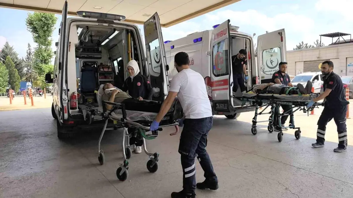 İnegöl\'de Otomobil Ağaçla Çarpıştı: 2 Yaralı