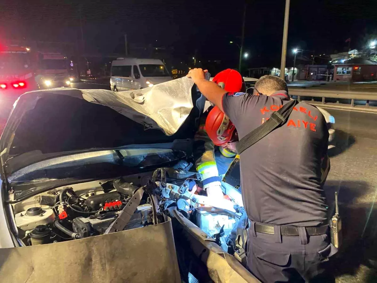 Kocaeli\'de Kaza: Otomobil Bariyerlere Saplandı