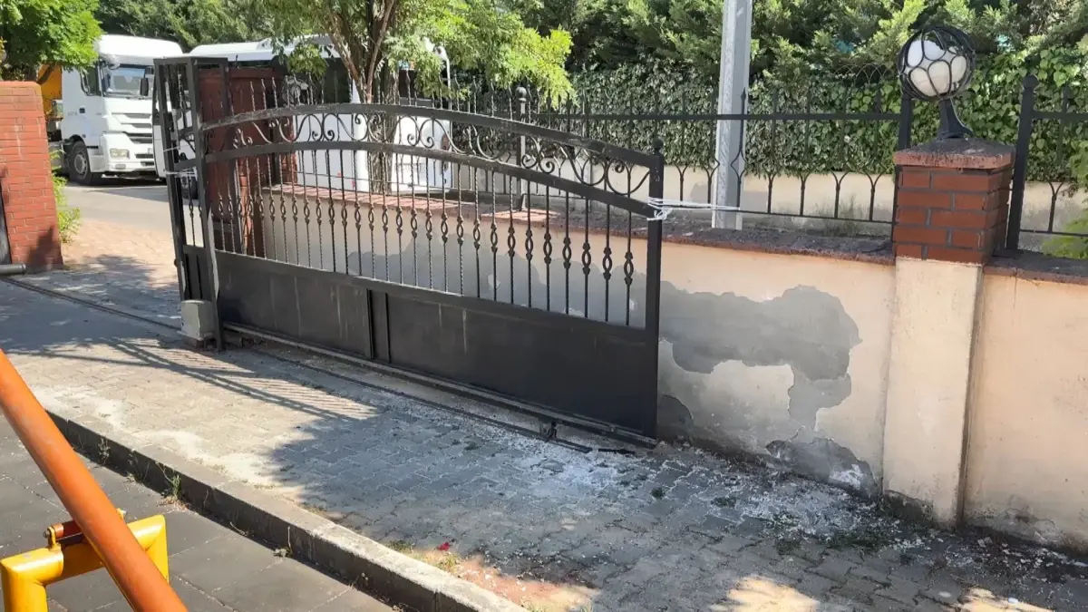 Çekmeköy\'de demir kapı çocuğun üzerine düştü: Hayatını kaybetti