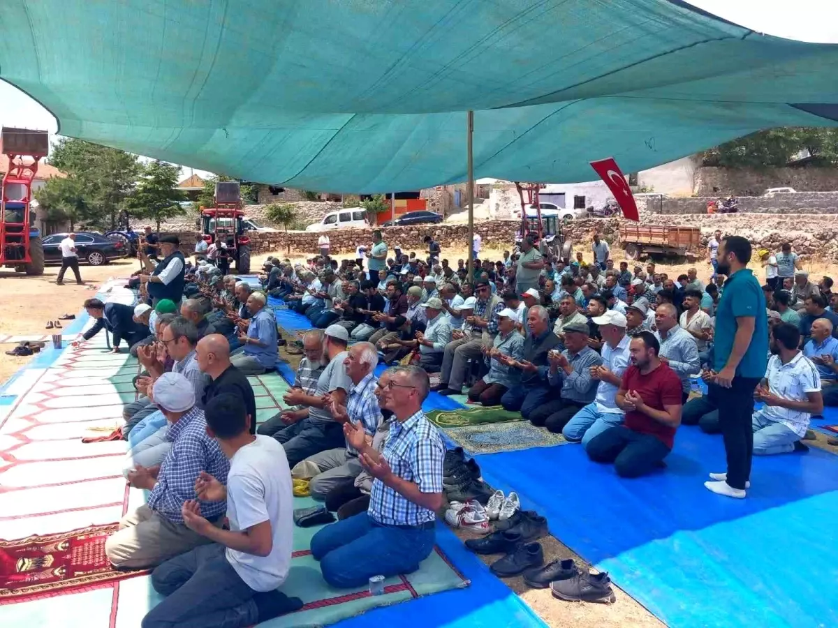 Kayseri\'de Yağmur İçin Duaya Çıkan Binlerce Kişi Bir Araya Geldi