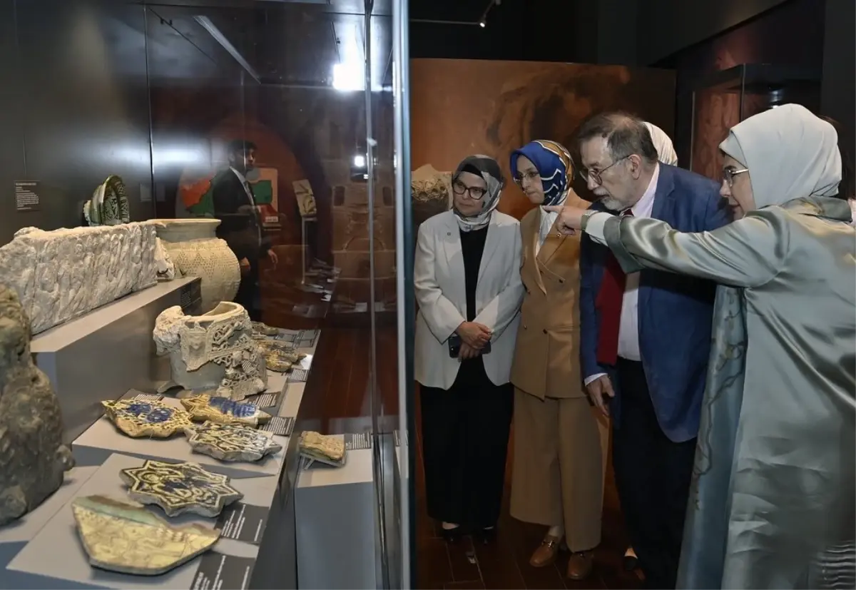 Emine Erdoğan Selçuklular Sergisini Ziyaret Etti