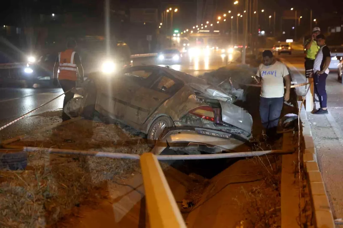 Hatay\'da Otomobil Direğe Çarptı: 4 Yaralı