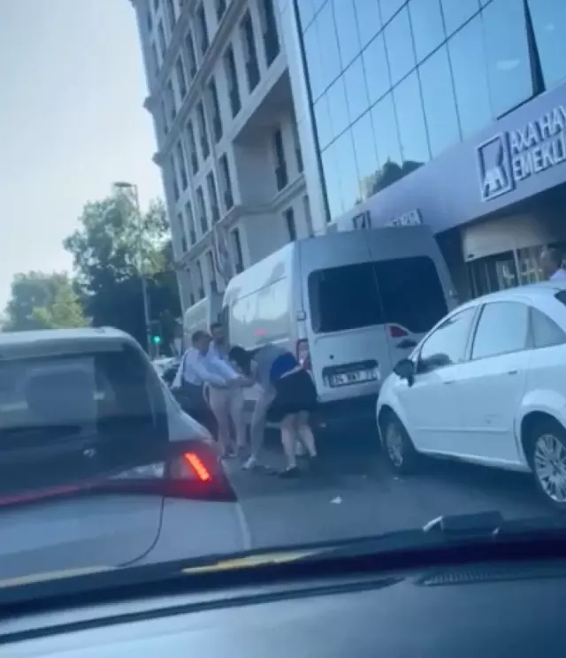 Kadın yolcu araçta sigara içmesine karşı çıkan taksiciye saldırdı