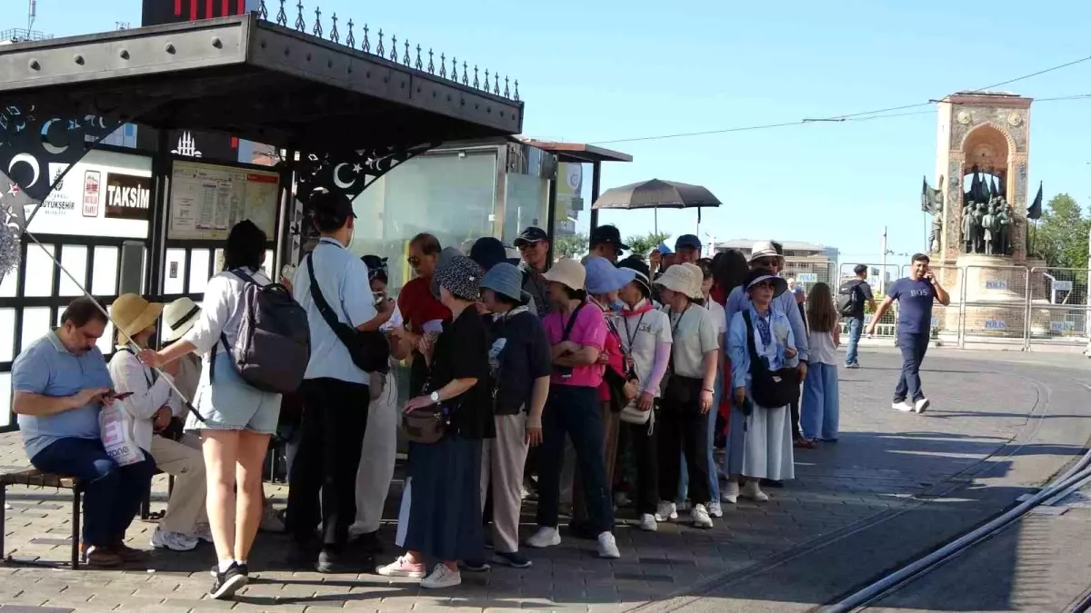 İstanbul\'un Sıcak Havası Vatandaşları Bunaltıyor