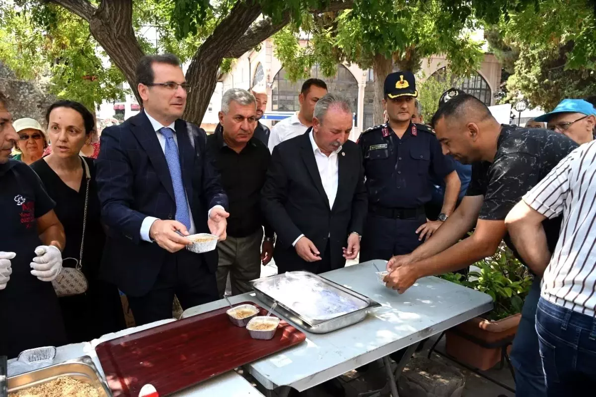 Salihli\'deki şehit ailelerinden geleneksel aşure hayrı