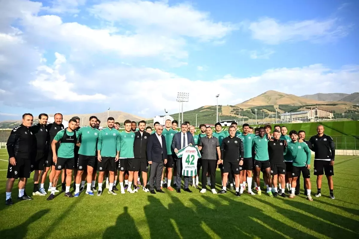 Vali Çiftçi, Konyaspor\'un Kampına Ziyaret Gerçekleştirdi