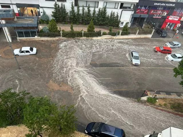 Ankara'da sağanak yağış hayatı felç etti